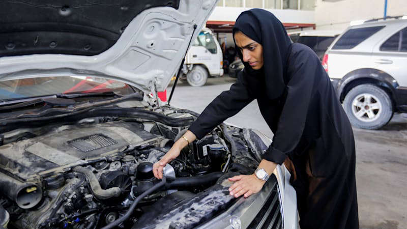 مکانیکِ زن در تعمیرگاه خودرو/ پیشه ای نادر در امارات متحده عربی
