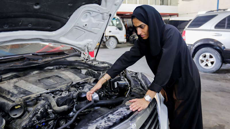 مکانیکِ زن در تعمیرگاه خودرو/ پیشه ای نادر در امارات متحده عربی 1 000206 Female