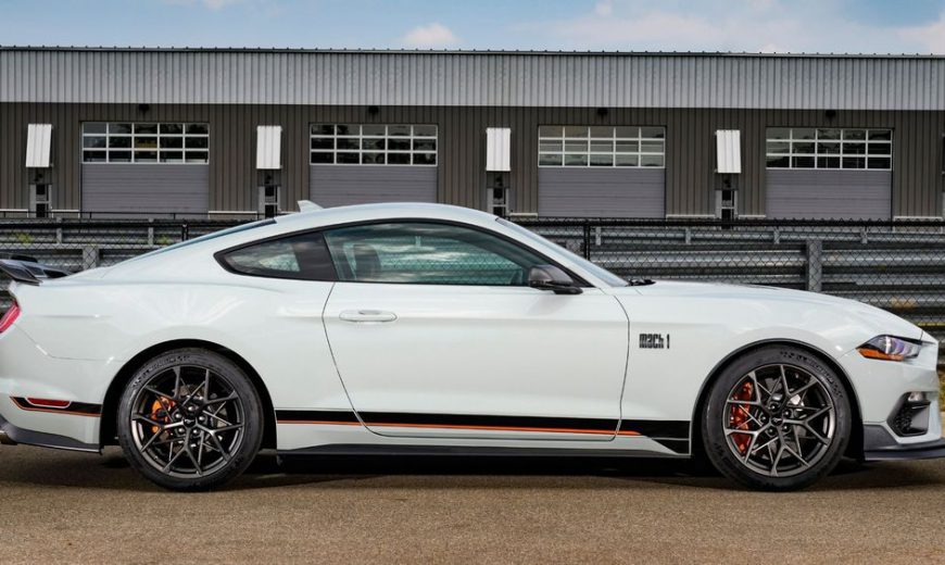 دوباره در جنگ رقبای سه گانه فورد موستانگ در صدر باقی ماند 1 000230 Mustang